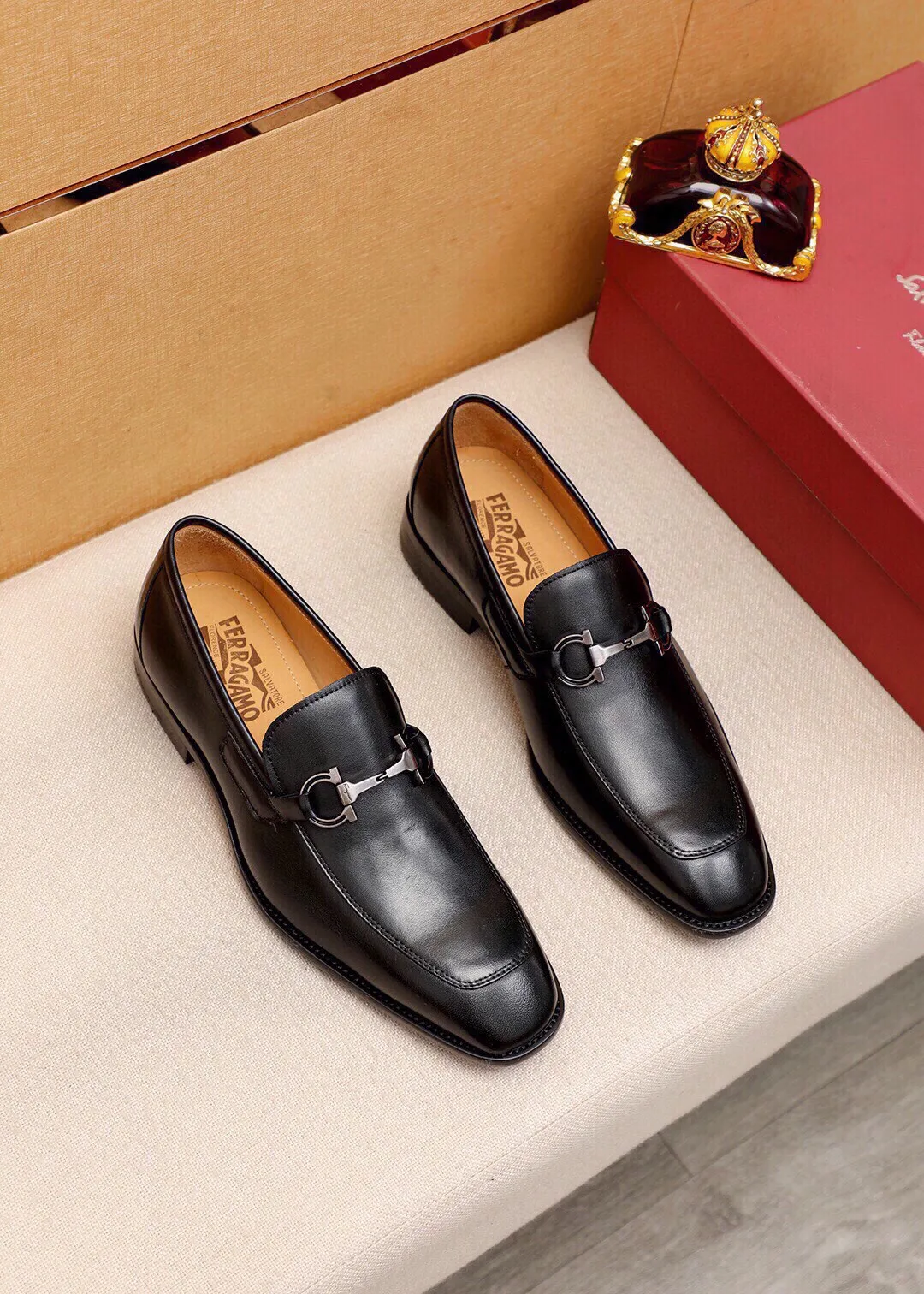 Men's shoes 💰480 💐 Product trademark: Ferragamo "Ferragamo" casual leather shoes Regular size: 38-44 (45🉑️customized) Product materials: Selected imported first-layer calfskin upper + luxury hardware buckle, imported water-dyed cow leather lining. Strong three-dimensional visual effect, original outsole color: 1⃣️color optional